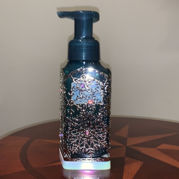 Bath & Body Works Beaded Snowflakes Sleeve Gentle Foaming Soap Holder - Picture 5 of 5